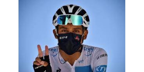 Luis Carlos Chia viene atterrato dopo aver tagliato il traguardo